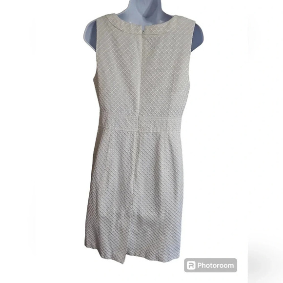 Liz Claiborne Size 10 White Jacquard Sheath Dress Gold Belt Accent Jackie O MOD - Picture 3 of 6